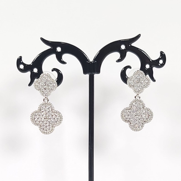 New! Woman's Stainless Steel four leaf earrings. Silver color - Picture 2 of 6